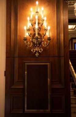 Otelin klasik iç kadar mum ışığı