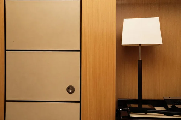 Armario y lámpara en la habitación del hotel — Foto de Stock
