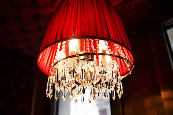 Lampada rossa, paralume in stile classico — Foto Stock