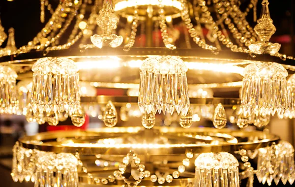Classico lampadario di cristallo chic nel ristorante — Foto Stock
