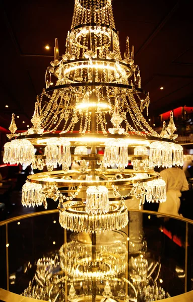 Klassieke chique kristallen kroonluchter in het restaurant — Stockfoto