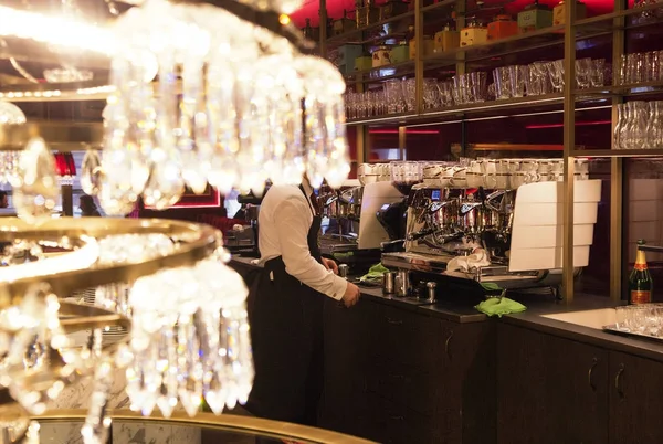 Шикарная классическая хрустальная люстра в интерьере кафе, ресторана — стоковое фото