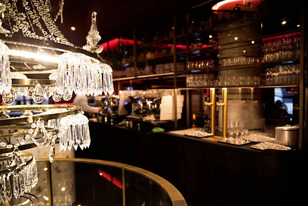 Шикарная классическая хрустальная люстра в интерьере кафе, ресторана — стоковое фото
