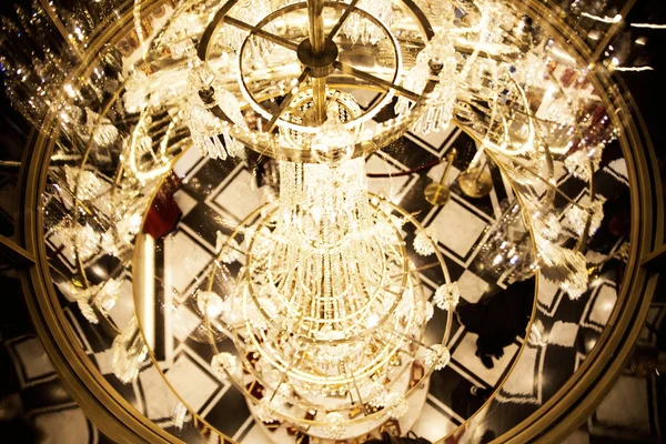 Klassieke chique kristallen kroonluchter in het restaurant — Stockfoto