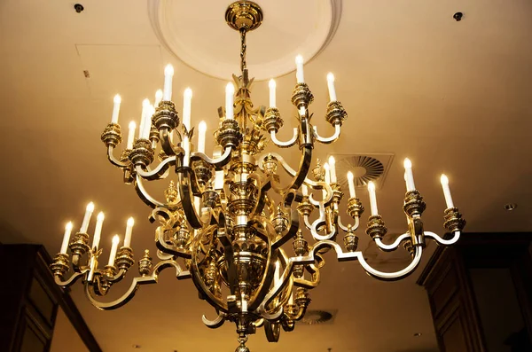 Elegante lámpara de araña en un interior clásico —  Fotos de Stock