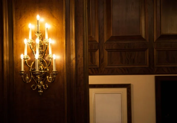 Licht zo veel kaarsen in het klassieke interieur van het hotel — Stockfoto
