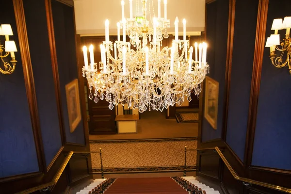 Klasik bir iç şık avize