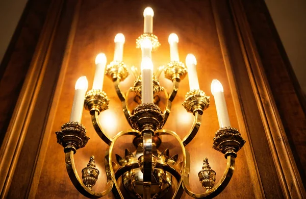 So viele Kerzen im klassischen Interieur des Hotels anzünden — Stockfoto