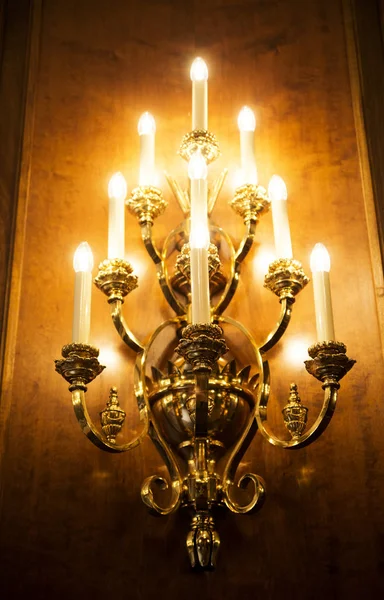 Otelin klasik iç kadar mum ışığı