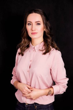 pembe bluz siyah bir arka plan güzel kadın