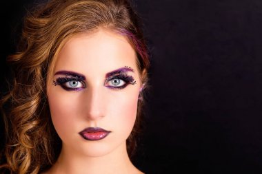 moda makyaj ve saç modeli siyah bir arka plan ile güzel model
