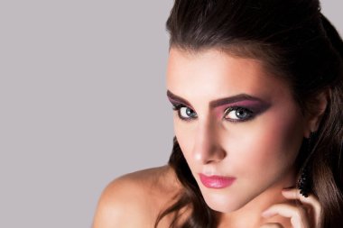 moda makyaj ve saç modeli ile güzel kız