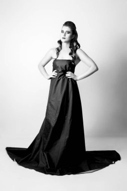 moda makyaj ve saç modeli uzun blac ile güzel kız