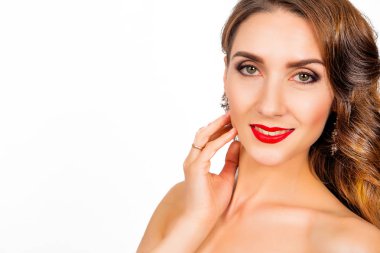 makyaj ve çıplak bir beyaz omuzlarında güzel mutlu womanl