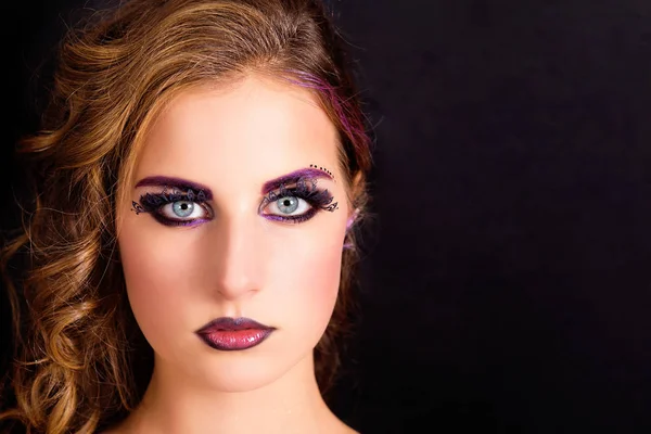 Schönes Modell mit Mode-Make-up und Frisur auf schwarzem Hintergrund — Stockfoto