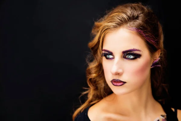 Красивая модель с модным макияжем и прической на черном фоне — стоковое фото