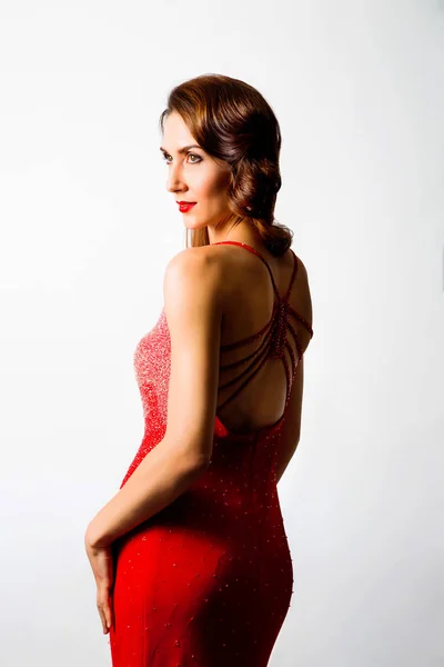 Krásná žena v červené večerní šaty s otevřenými zády — Stock fotografie