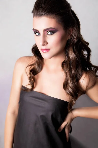 Krásná dívka s módní make-up a účes — Stock fotografie