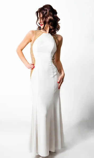 Belle femme chic en robe longue blanche — Photo