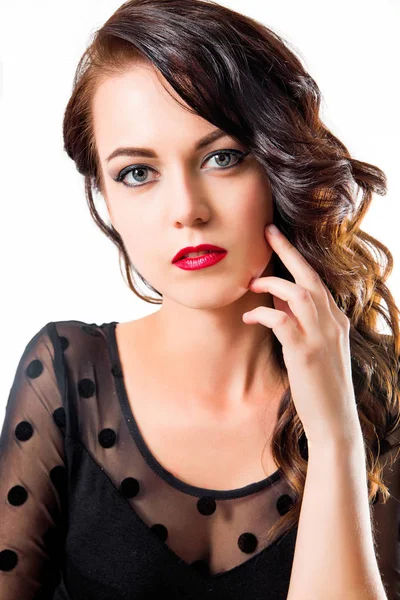 Красива молода жінка з модним макіяжем і зачіскою в чорному — стокове фото