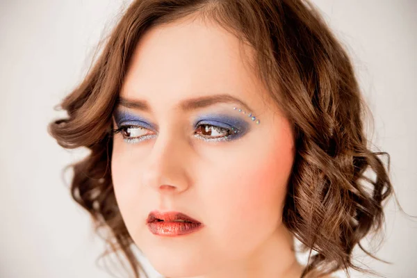 Schönes Mädchen mit Kurzhaarschnitt und Make-up mit blauen Schatten — Stockfoto