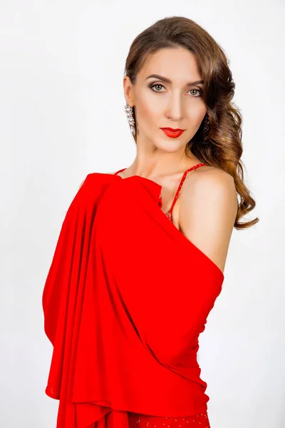 Bela mulher chique bem preparado na noite vestido vermelho e cachecol — Fotografia de Stock