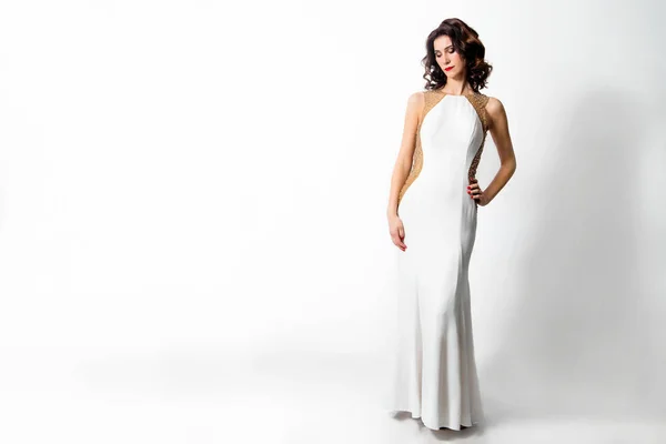 Vacker elegant kvinna i vit lång klänning — Stockfoto