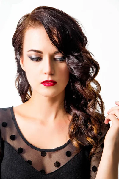 Красива молода жінка з модним макіяжем і зачіскою в чорному — стокове фото