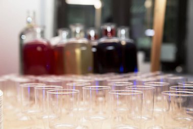 ev yapımı tinctures ve masanın üzerine gözlük ile şişe