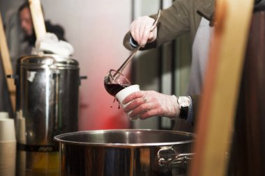 mulled şarap ve kokteyl cam büyük bir tencerenin içine dökülür
