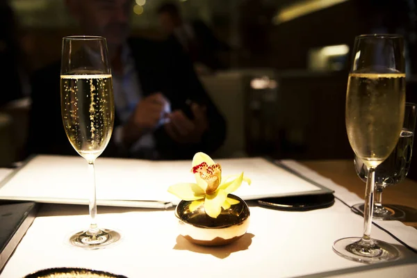 Twee glazen van champagne op de tafel in het restaurant's avonds — Stockfoto