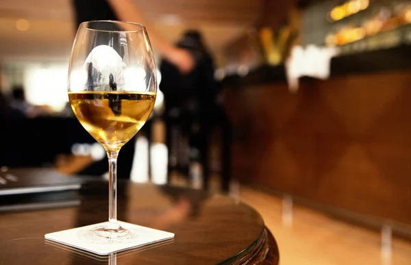 Een glas witte wijn op een tafel — Stockfoto