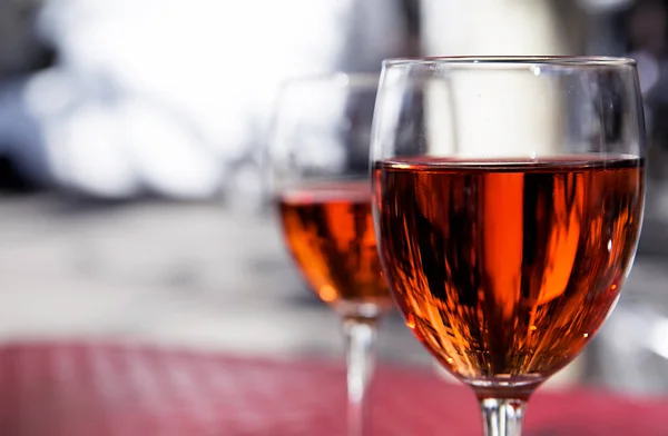 Iki bardak kırmızı şarap parlak güneşli bir günde bir sokak kafe masada — Stok fotoğraf