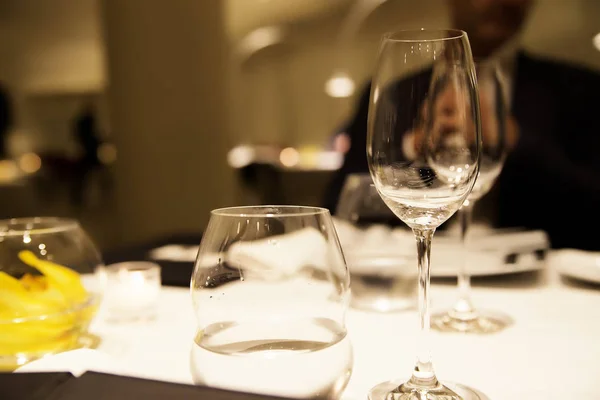 Lege glazen voor wijn en water op een tafel in een restaurant — Stockfoto