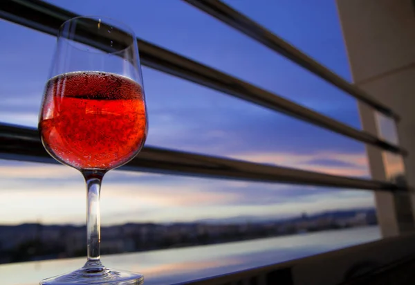 Egy pohár vörös bort este az erkélyen — Stock Fotó