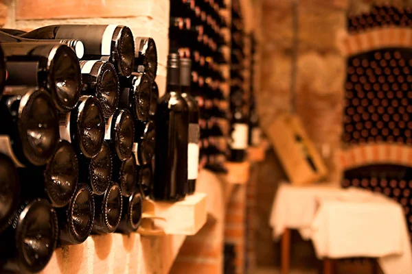 Kelder, magazijn waarin om op te slaan wijn voor portie op tafel — Stockfoto