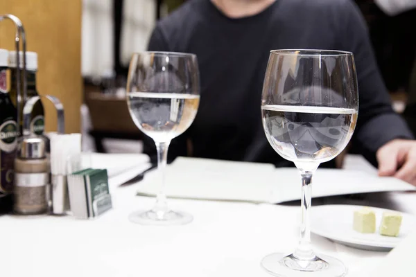 Twee glazen water op een tafel in een restaurant — Stockfoto