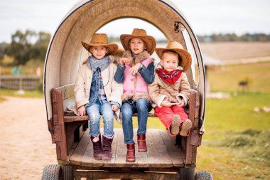 eski sepeti yakınlarında çiftlikte eğlenceli üç kız kardeşim var