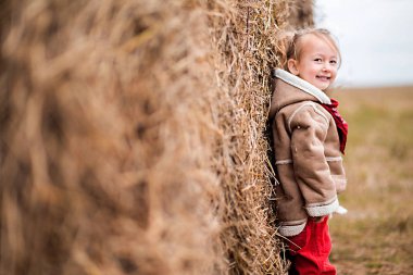 Samanlık yanındaki küçük bir neşeli kız
