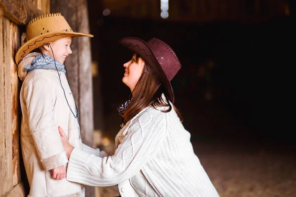 Mamma e figlia in stile cowboy — Foto Stock