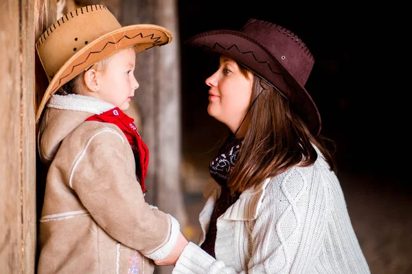 Mamma e figlia in stile cowboy — Foto Stock