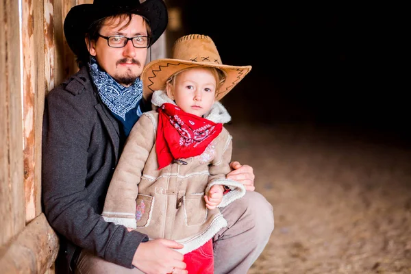 Papà e figlia vestiti in stile cowboy si divertono in fattoria — Foto Stock