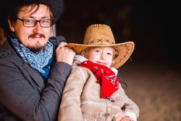 Papà e figlia vestiti in stile cowboy si divertono in fattoria — Foto Stock