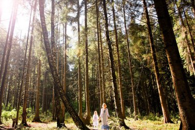 Anne ve kızı birlikte ormanın içinde bir yolda vakit