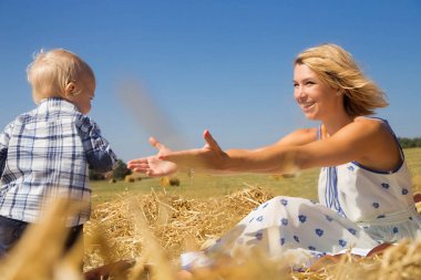 Anne elleri küçük oğlu dışarı tutar