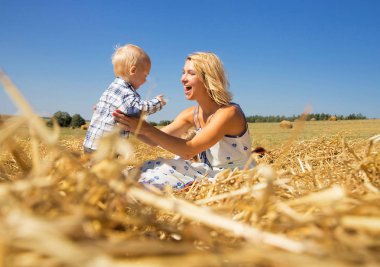 Anne elleri küçük oğlu dışarı tutar