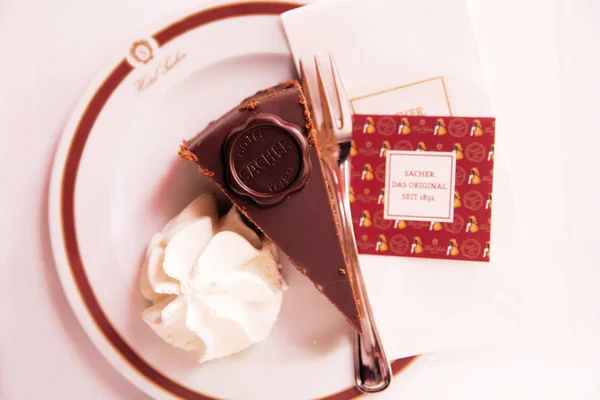 Avusturya, Viyana - 18 Şubat 2014: Hotel Sacher kafe. Ünlü tatlı Sacher