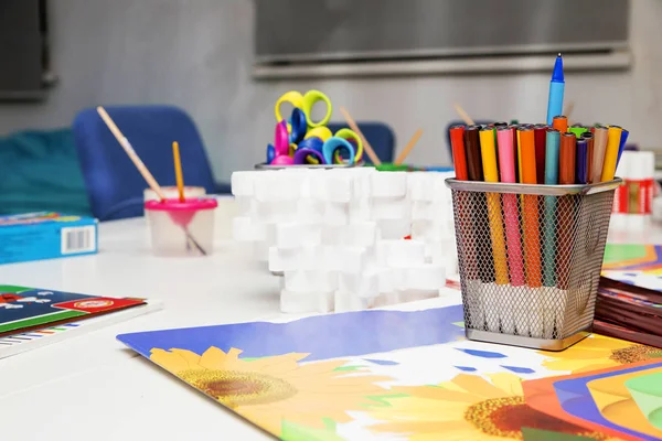 Bielorrússia, Minsk - 25 de fevereiro de 2014. Um conjunto de lápis e coloração para entretenimento infantil — Fotografia de Stock