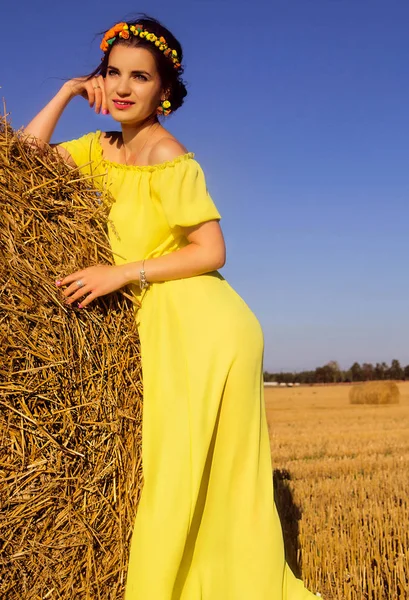 Hermosa joven mujer de moda en un vestido amarillo en la espalda —  Fotos de Stock