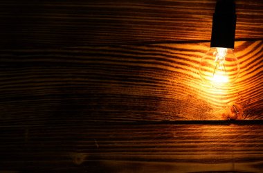 ahşap arka plan üzerinde turuncu lamba